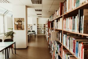 Jakie wyposażenie jest niezbędne do biblioteki szkolnej?