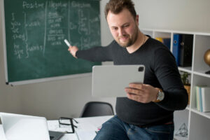 Jak Sztuczna Inteligencja Zmienia Edukację: Nowe Role dla Nauczycieli